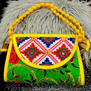 Traditional look purse, green color.